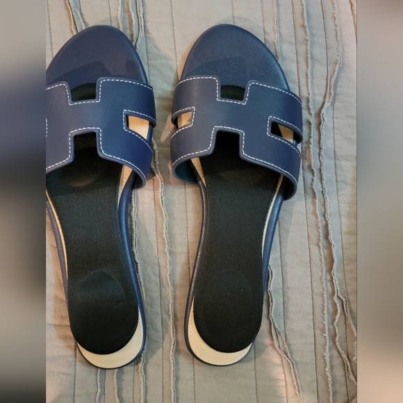 Women's size 8 Crown & Ivy flats - Picture 2 of 4